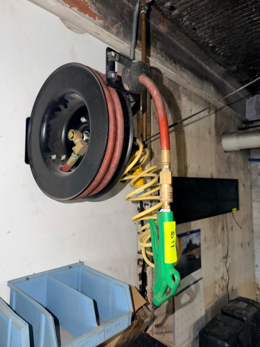 WALL MOUNTED RETRACTABLE AIR HOSE AND REEL.