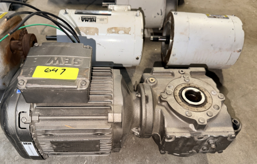 SEW-EURODRIVE GEARMOTOR ASSEMBLY CONSISTING OF A THREE-PHASE ELECTRIC MOTOR COUPLED TO A RIGHT-ANGLE SPEED REDUCER GEARBOX.