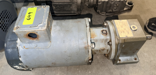 MOTOR AND WORM GEAR SPEED REDUCER ASSEMBLY WITH RIGHT-ANGLE OUTPUT CONFIGURATION.