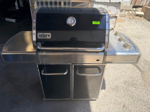 WEBER PROPANE BBQ GRILL W/ (2) PROPANE TANKS.