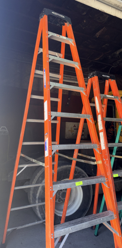 10' FIBERGLASS LADDER.