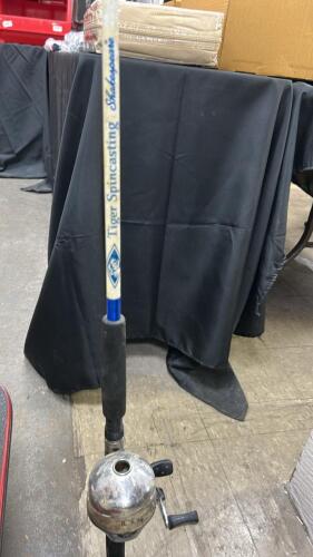 (1) FISHING POLE