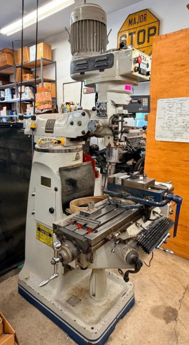 ACRA VARIABLE SPEED VERTICAL MILLING MACHINE WITH SWIVEL RAM, POWER FEED TABLE, DIGITAL READOUT, AND MACHINE VISE. MACHINE FEATURES A MEEHANITE CASTING CONSTRUCTION, VARIABLE SPEED HEAD WITH RPM DISPLAY, QUILL FEED, T-SLOTTED TABLE, AND INSTALLED NEWALL T