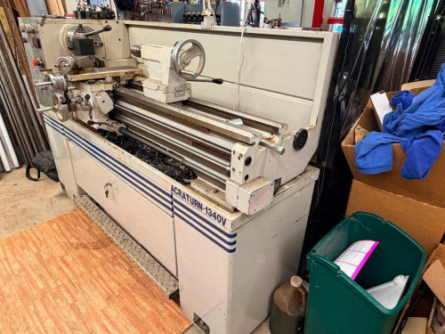 ACRA VARIABLE SPEED ENGINE LATHE WITH DIGITAL READOUT, QUICK-CHANGE GEARBOX, 3-JAW CHUCK, TAILSTOCK, AND MULTIPLE QUICK-CHANGE TOOL POSTS. MACHINE FEATURES VARIABLE SPINDLE SPEED CONTROL, THREADING AND FEED SELECTION GEARBOX, FULL-LENGTH BED, AND INCLUDES