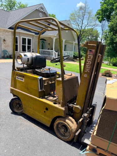 CLARK 4000LB. CAPACITY LPG FORKLIFT WITH OVERHEAD GUARD, PROPANE FUEL SYSTEM, TWO-STAGE MAST, AND FORK CARRIAGE. UNIT FEATURES OPERATOR CONTROLS FOR LIFT AND TILT FUNCTIONS