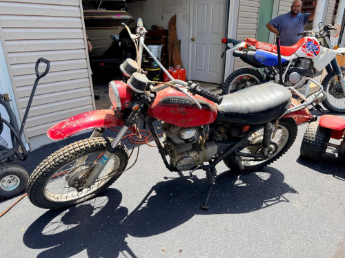 1971 HONDA SL350 STREET/TRAIL MOTORCYCLE, VINTAGE TWIN-CYLINDER DUAL-PURPOSE BIKE WITH HIGH-MOUNT EXHAUST, SPOKED WHEELS, AND SCRAMBLER STYLING.