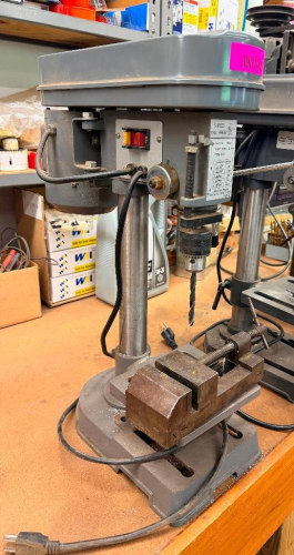 5-SPEED BENCHTOP DRILL PRESS WITH ADJUSTABLE WORK TABLE, CHUCK, AND MACHINIST VISE.