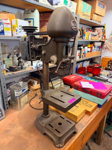 DELTA MILWAUKEE BENCHTOP DRILL PRESS WITH CAST IRON CONSTRUCTION, ADJUSTABLE TABLE, AND KEYED CHUCK. VINTAGE HEAVY-DUTY SHOP DRILL PRESS