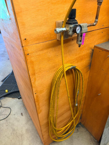 50' SECTION OF 3/8" HEAVY DUTY AIR HOSE W/ REGULATOR.