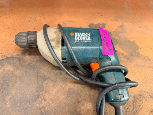 VARIABLE SPEED ELECTRIC DRILL WITH KEYLESS CHUCK, PISTOL GRIP HANDLE, AND REVERSING FUNCTION.