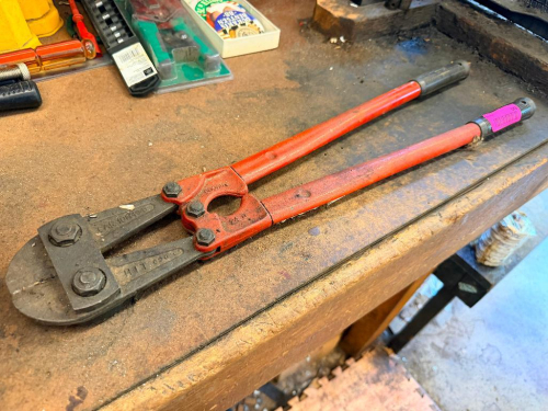 HEAVY DUTY BOLT CUTTERS.