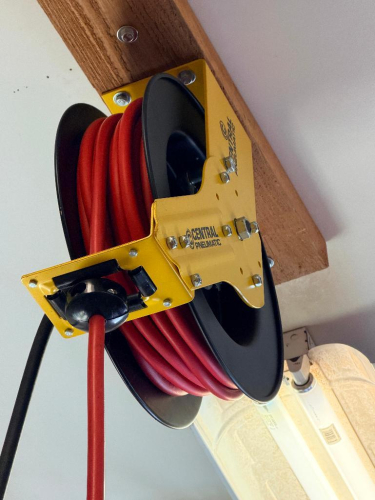CEILING MOUNTED RETRACTABLE REEL W/ AIR HOSE.