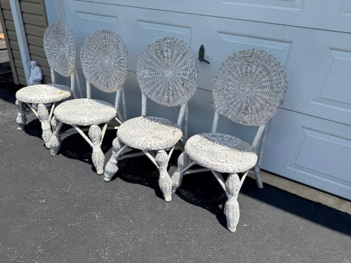 (4) WHITE WICKER PATIO CHAIRS.