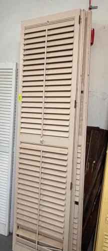 (3) WOOD BI-FOLD LOUVERED CLOSET DOOR SET WITH PAINTED OFF-WHITE FINISH. INCLUDES MATCHING BI-FOLD TRACK/FRAME COMPONENTS AND INSTALLED HINGES.