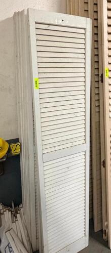 (4) 18" WIDE WOOD BI-FOLD LOUVERED CLOSET DOOR SET WITH PAINTED WHITE FINISH. INCLUDES MATCHING BI-FOLD TRACK/FRAME COMPONENTS.