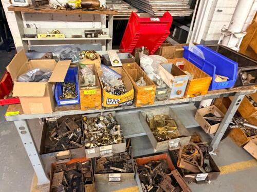 ASSORTED ARCHITECTURAL SALVAGE DOOR HARDWARE, LOCKSETS, HINGES, KNOBS, LATCHES, AND MISCELLANEOUS PARTS. MIXED LOT.