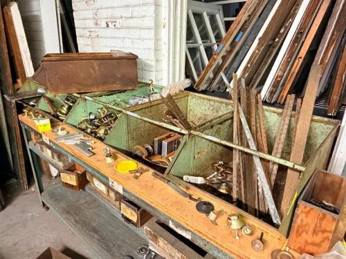 ASSORTED ARCHITECTURAL SALVAGE DOOR HARDWARE, LOCKSETS, HINGES, KNOBS, LATCHES, AND MISCELLANEOUS PARTS. MIXED LOT.