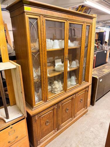 TRADITIONAL OAK LIGHTED CHINA CABINET / DISPLAY HUTCH WITH LEADED GLASS DOORS.