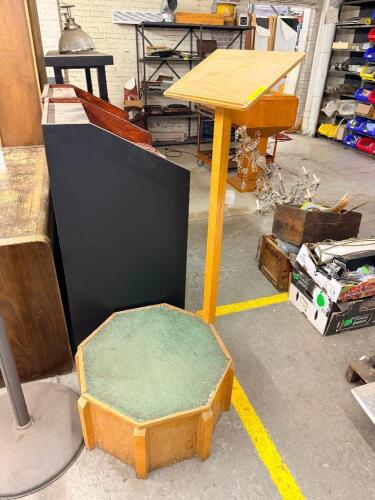 OAK FLOOR-STANDING LECTERN / PODIUM WITH OCTAGONAL PLATFORM STOOL.