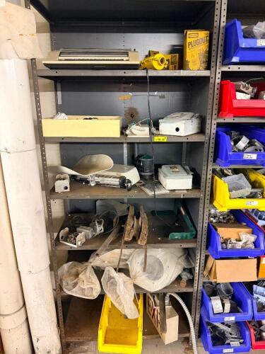 ASSORTED ARCHITECTURAL SALVAGE DOOR HARDWARE, LOCKSETS, HINGES, KNOBS, LATCHES, AND MISCELLANEOUS PARTS. MIXED LOT.