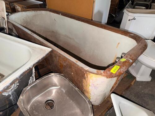 ANTIQUE CAST IRON CLAWFOOT BATHTUB (TUB ONLY).