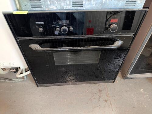 THERMADOR BUILT-IN SINGLE ELECTRIC WALL OVEN WITH BLACK GLASS DOOR, DIGITAL ELECTRONIC CONTROLS, INTERIOR OVEN LIGHT, AND MULTIPLE RACK POSITIONS.