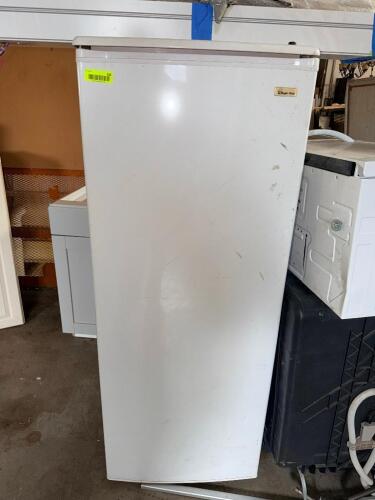 MAGIC CHEF UPRIGHT REFRIGERATOR WITH INTEGRATED FREEZER COMPARTMENT, WIRE STORAGE SHELVES, CLEAR CRISPER DRAWER, AND REVERSIBLE SINGLE DOOR.