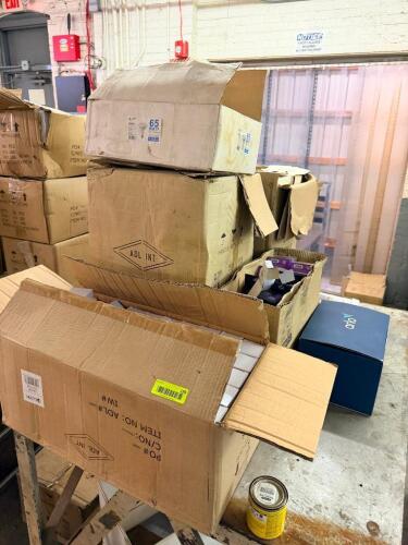 (1) LARGE LOT OF LIGHT BULBS.