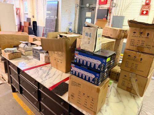 (1) LARGE LOT OF LIGHT BULBS.
