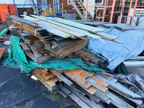 LOT OF RECLAIMED HARDWOOD FLOORING PIECES. ASSORTED LENGTHS OF AND OTHER FINISHES.