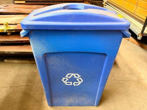 20 GALLON BLUE PLASTIC RECYCLE CAN W/ LID.