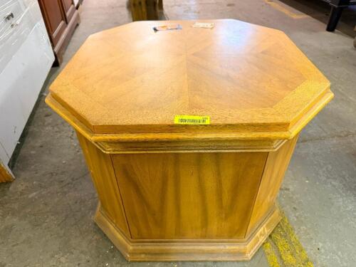 OCTAGONAL WOOD VENEER ACCENT TABLE WITH PEDESTAL BASE. FEATURES AN OCTAGON-SHAPED TOP WITH DECORATIVE VENEER PATTERN AND MATCHING OCTAGONAL CABINET-STYLE BASE.