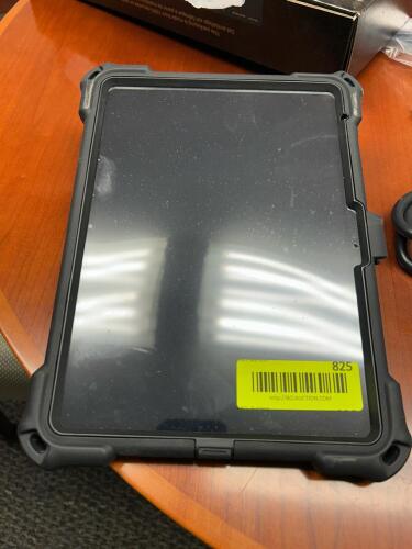(1) IPAD WITH CASE