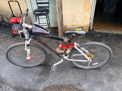 27.5" FRONT SUSPENSION MOUNTAIN BICYCLE WITH REAR SHOCK SUSPENSION, 21-SPEED DRIVETRAIN, FRONT DISC BRAKE, LINEAR PULL REAR BRAKE, KICKSTAND, WATER BOTTLE CAGE, TOP TUBE STORAGE BAG, AND COMFORT SADDLE