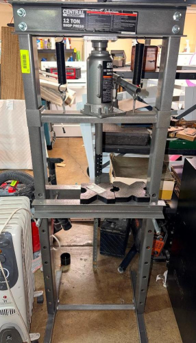 12-TON HYDRAULIC SHOP PRESS WITH BOTTLE JACK AND ADJUSTABLE PRESS BED.
