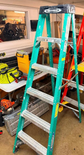 WERNER 6' FIBERGLASS LADDER