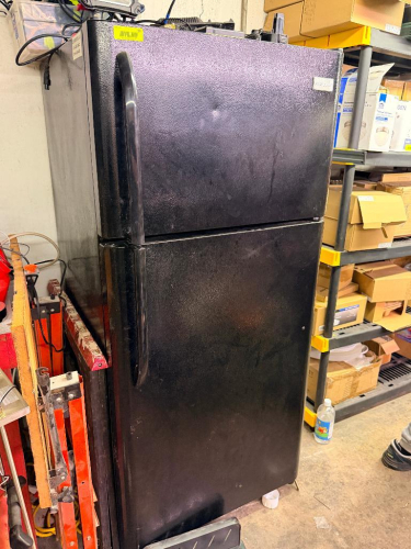 FRIGIDAIRE TOP-FREEZER REFRIGERATOR