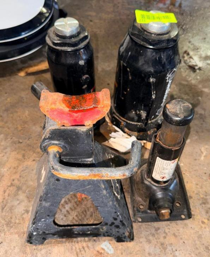 (3) BOTTLE JACKS AND (1)JACK STAND