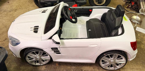 12V BATTERY-POWERED RIDE-ON CHILDREN'S CONVERTIBLE CAR WITH WORKING STEERING WHEEL, WINDSHIELD, LED HEADLIGHTS, AND LICENSED MERCEDES-BENZ STYLING.