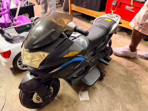 12V BATTERY-POWERED RIDE-ON SPORT MOTORCYCLE WITH TRAINING WHEELS, FUNCTIONAL HEADLIGHTS, WINDSHIELD, FOOT PEGS, AND MOLDED SPORT FAIRINGS.