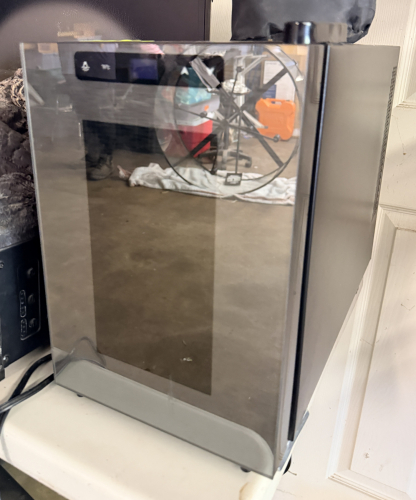 AVANTI THERMOELECTRIC WINE COOLER WITH TINTED GLASS DOOR AND INTERIOR WIRE SHELVES.