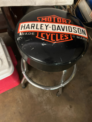 (1) HARLEY DAVIDSON STOOL