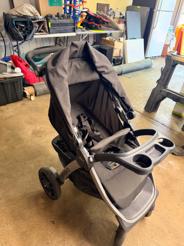 CHICCO BRAVO SINGLE BABY STROLLER WITH ADJUSTABLE CANOPY, PADDED SEAT, STORAGE BASKET, AND FRONT CHILD TRAY WITH CUP HOLDERS.