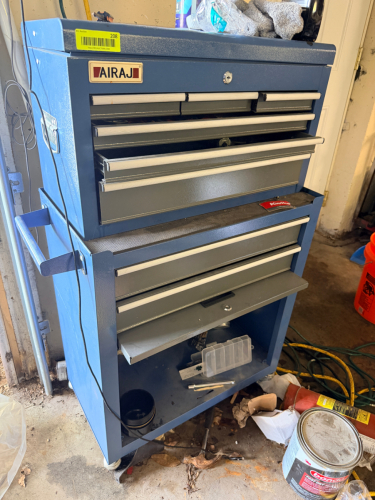 HEAVY-DUTY ROLLING TOOL CHEST AND CABINET WITH MULTIPLE DRAWERS.
