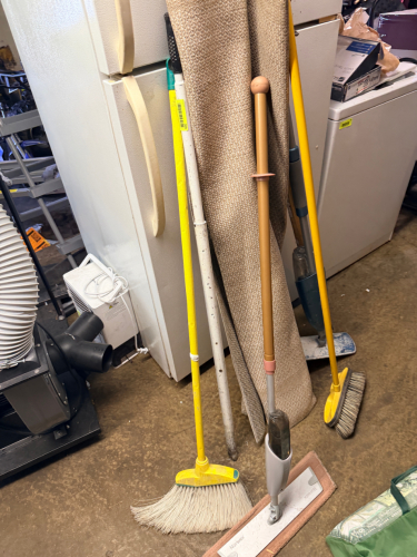 (1) LOT OF CLEANING SUPPLIES