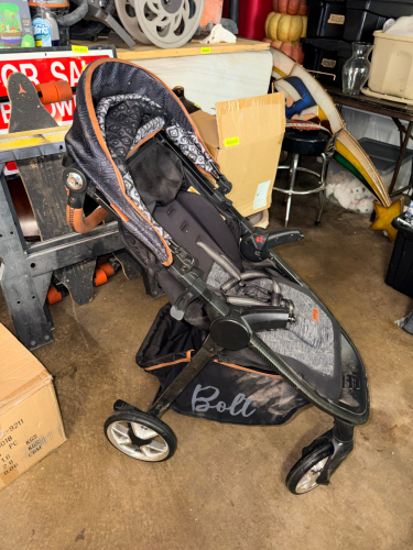 LIGHTWEIGHT BABY STROLLER WITH ADJUSTABLE CANOPY, PADDED RECLINING SEAT, FIVE-POINT HARNESS, UNDER-SEAT STORAGE BASKET, AND THREE-WHEEL DESIGN.