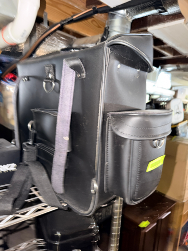 BLACK LEATHER SADDLE BAG.