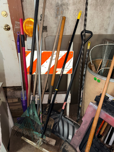(1) LOT OF ASSORTED LONG HANDLE TOOLS.