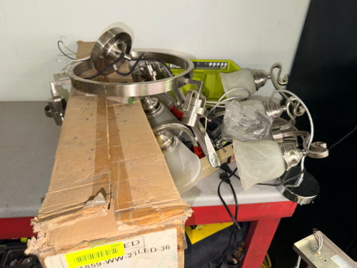 (1) LOT OF ASSORTED LIGHT FIXTURES AND PARTS