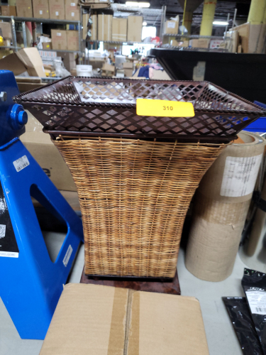 (1) WICKER BASKET / VASE DECORATION